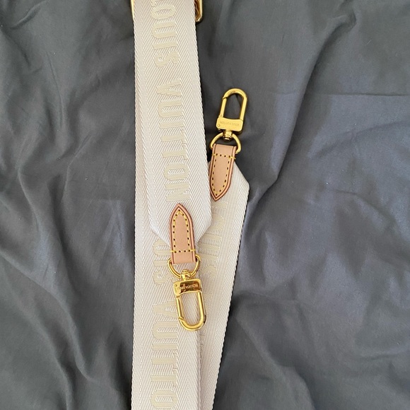 $4️⃣1️⃣0️⃣0️⃣ Limited Edition Multi Pochette Accessoires By the Pool - Picture 9 of 10